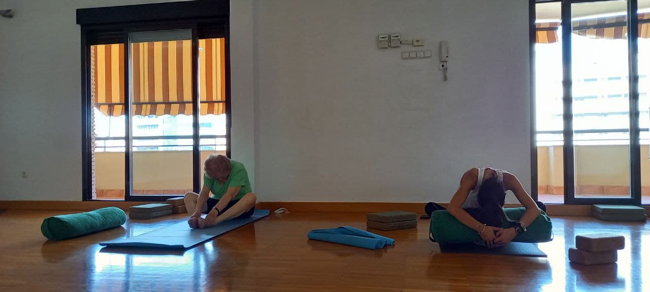 Yoga adaptado - Efecto Yoga Málaga